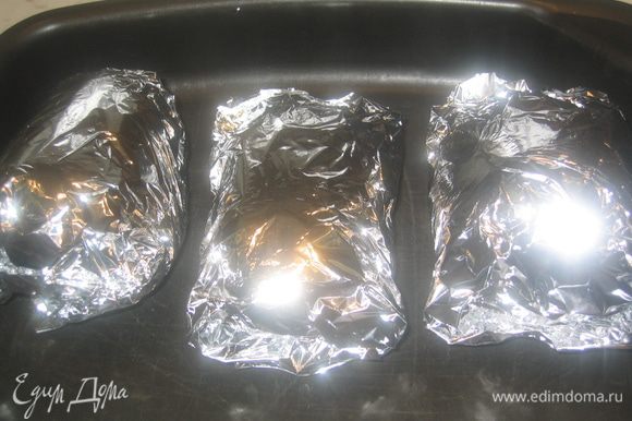 Каждую картофелину завернуть в фольгу (снизу сделать несколько слоев), поставить в духовой шкаф, запекать 1,5 часа (у меня был очень крупный картофель) при температуре 250 градусов