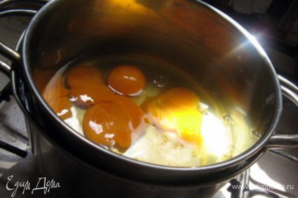 Яйца соединить с 150 гр сахара, ванилином и щепоткой соли в большой (готовая масса увеличится в объёме вдважды) миске или кастрюле, подходящей для водяной бани.