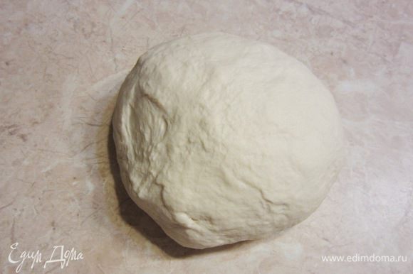 Когда тесто уже будет легко отлипать от рук, сформируйте из него шар.