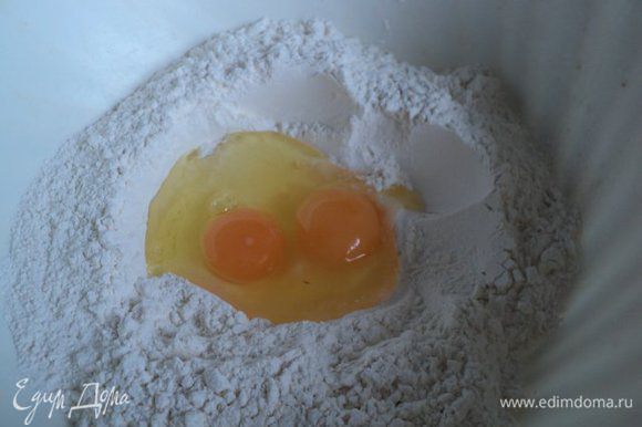Муку просейте в миску, посередине сделайте углубление, вбейте 2 яйца, добавьте очень холодную подсоленную воду. Холодная вода способствует меньшему высыханию теста во время изготовления вареников и повышению его клеящих свойств. Замесите тесто средней густоты.