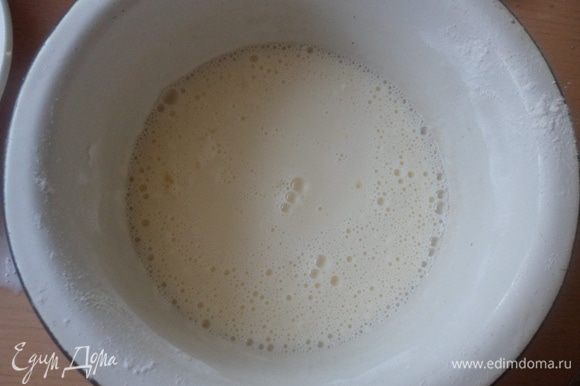 Для приготовления заварного крема нужно вскипятить молоко. Взять 100 мл.молока добавить яйца и взбить, добавить крахмал и хорошо перемешать