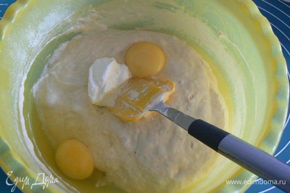 Затем добавить творожный сыр,сметану,яйца