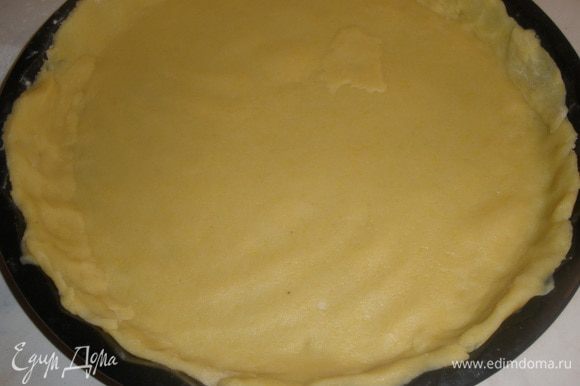 Переложить тесто в форму, смазанную маслом (у меня 28 см), сформировать бортики, потыкать вилкой и отправить в морозилку минут на 15.