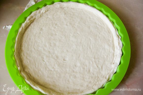 Раскатать тесто в виде лепешки. Поместить в форму для пиццы. Выпекать в течение 10мин при температуре 180 С.