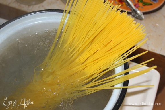 Отварить спагетти в большом количестве подсоленой воды (по времени — как указано на упаковке или на 2–3 минуты меньше, чтобы не переварить). Подавать спагетти сразу же с соусом.