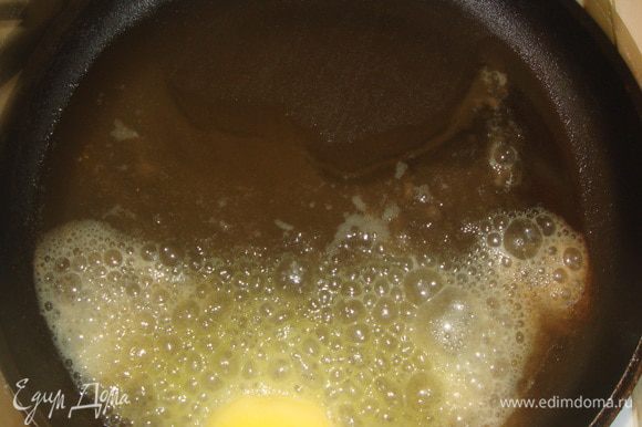 На сковороде растопить сливочное масло и налить 2 ложки оливкого масла.