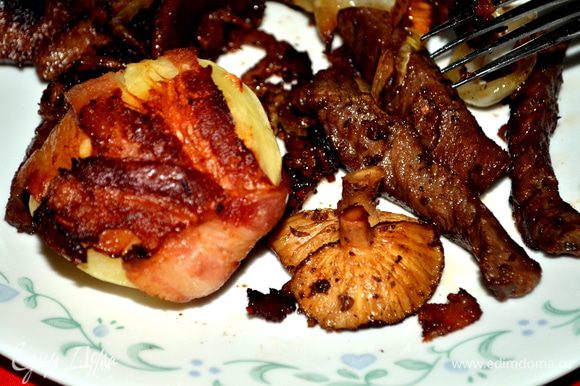 Подаем готовый картофель в беконе с мясом и грибами.
