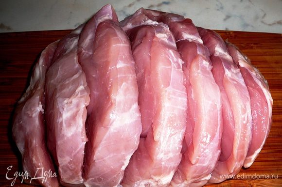 Мясо нарезать поперек волокон на куски, но не дорезая до конца.