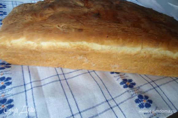 Я остужала хлеб на полотенце,если нажать на бочок хлеба,готовый хлеб пружинит.Мякиш белый-белый,нежный-нежный,не сыплется при нарезке,идеален на завтрак!Угощайтесь!