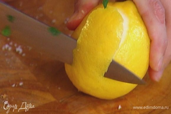С лимона срезать цедру, отжать из него сок.