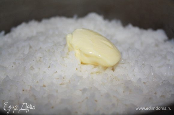 Для основы отварить рис в 500 мл подсоленной воды.В горячий рис добавить сливочного масла и перемешать.Рис остудить и смешать с яйцами и орегано.