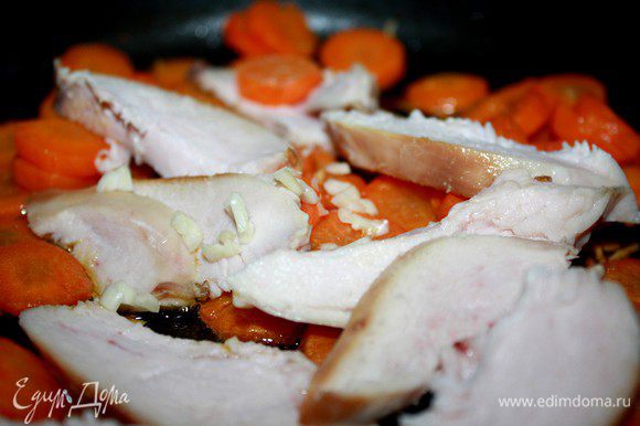 Пока остывает рис можно подготовить начинку.Для этого морковь нарезать на кубики или кружочки и обжарить на оливковом масле.Чеснок измельчить,курицу порезать на кусочки или разобрать на волокна.В готовую морковь добавить курицу и чеснок,тушить минут 5.Добавить орегано по вкусу.