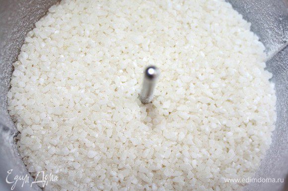 Хорошо просохший рис измельчить в блендере до мелкой крупки.Панировка готова.Можно рисовую крупку заменить на рисовые хлопья.