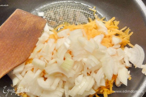 Одновременно обжарьте нашинкованную на терке морковь и лук, на сковороде с добавлением оливкового масла.