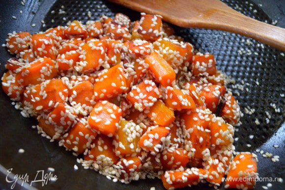 Морковь порезать крупными кубиками, обжарить в масле. Слить лишнее масло. Немного просушить и обсыпать кунжутом.