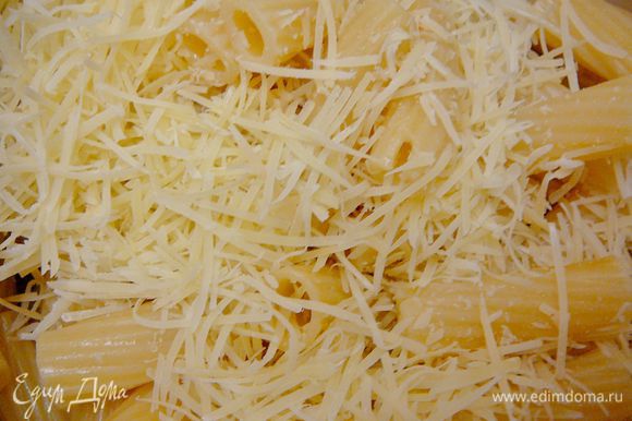Перемешать ригатони с пармезаном,может остаться сыр,ничего страшного,остатками сыра затем можно присыпать верх"лазаньи"