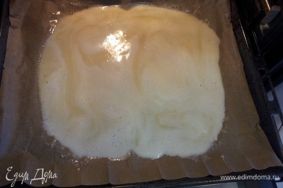 Вылить наше тесто на протвень и выпекать в разогретой духовке(180) 10-12 минут