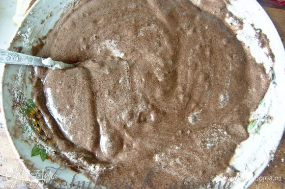Приготовить тесто для шоколадной основы. Для этого отделить желтки от белков. Растереть желтки с сахаром (30 гр.), добавить муку, какао, разрыхлитель. Тем временем взбить белки в пену, затем добавляя по чайной ложке сахар (30 гр.) взбивать до крепких пиков. После этого, добавляя по частям белки к тесту, тщательно все перемешать до однородной консистенции.