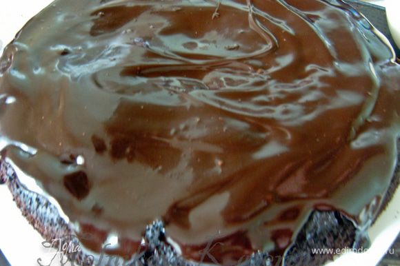 Вынуть из духовки пирог, освободить от формы. Дать пирогу немного остыть. Затем залить всю поверхность пирога шоколадной глазурью.