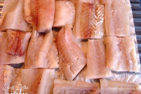Филе рыбы помыть, обсушить и порезать на 5-6 кусочков. Выложить кусочки рыбы на бумажное полотенце для удаления лишней влаги.
