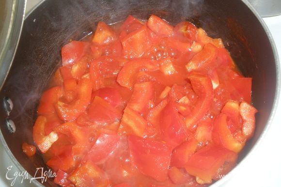 Болгарский перец нарезать на маленькие кусочки. Сложить в сотейник, полить лимонным соком. Добавить томаты, паприку, перец острый, чеснок выдавливаем, базилик и солим. Тушим наш соус примерно 10 минут до размягчения перца.