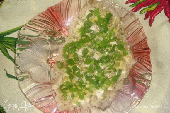 Режем зеленый лук и посыпаем салат