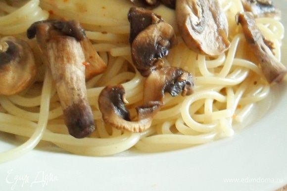 Отварить спагетти, выложить на тарелку, сбрызнуть оливковым маслом, выложить в середину соус и добавить грибы. Присыпать смесью итальянских трав. Приятного аппетита!)