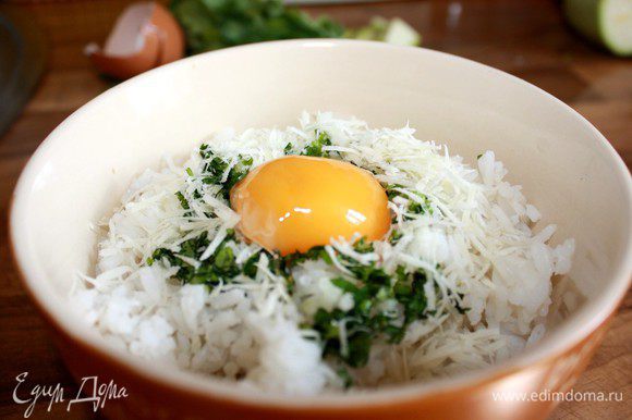 Отваренный и остуженный рис смешать с яйцом,пармезаном и кинзой.Переложить смесь в блендер и измельчить.