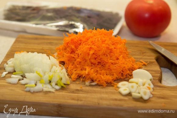 Чистим и трем на терке лук и морковь, режем чеснок.