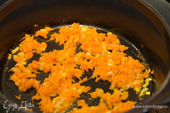 Обжариваем на оливковом масле до легкого золотистого цвета лук и морковь.