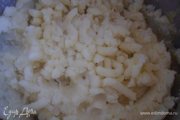 Приготовить картофельное пюре: картофель помыть, почистить и сварить в подсоленой воде до готовности. Готовый картофель потолочь, добавить сливочное масло и молоко, хорошенько перемешать.
