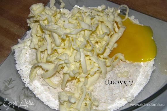 Для тарталеток смешиваем рисовые хлопья, желток, тертое холодное сливочное масло, соль.
