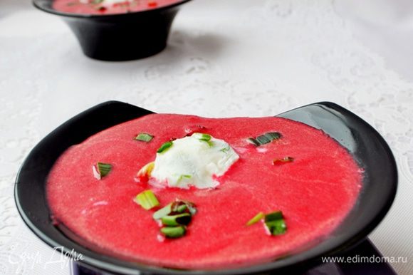 При подаче в тарелку с супом-пюре добавить 1-2 кубика замороженного йогурта и измельченный зелёный лук. Приятного аппетита!