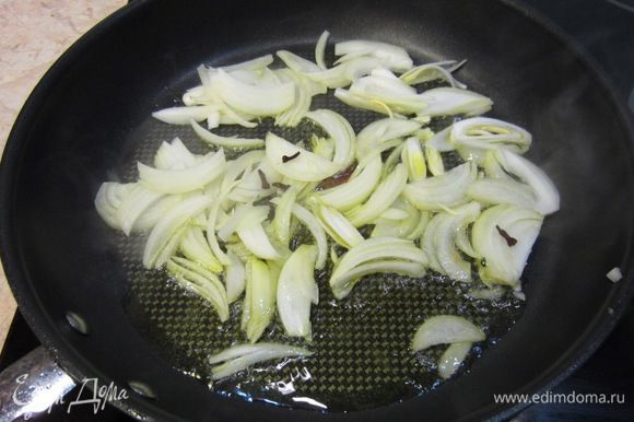 Разогрейте на среднем огне сковороду Тефаль с антипригарным покрытием вместе с оливковым маслом. Положите туда лук и обжарьте его.