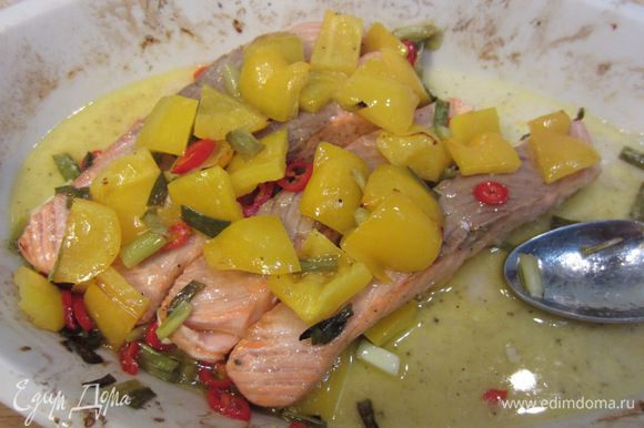 Тем временем выложите поверх рыбы кусочки запеченного перца и полейте сверху соусом из блюда. Необходимо, чтобы рыба пропиталась этими вкусами.