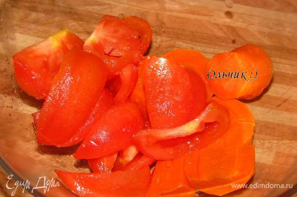 Морковь отвариваем на пару, вместе с помидорами пюрируем блендером.
