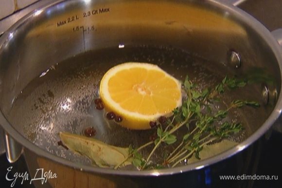В небольшой кастрюле вскипятить воду, добавить тимьян, гвоздику, душистый перец, лавровые листья и лимон и варить все пару минут.