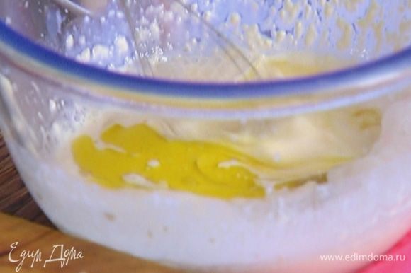 Сметану соединить с молоком и яйцом, влить оставшееся оливковое масло и взбить все миксером.