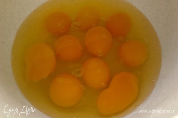 В миску вбиваем яйца,хорошо размешиваем-НЕ ВЗБИВАЕМ!!!