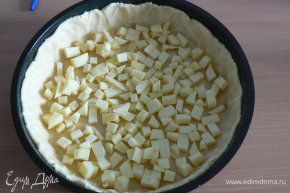 1 яблоко порежьте на мелкие кубики,выложите на тесто