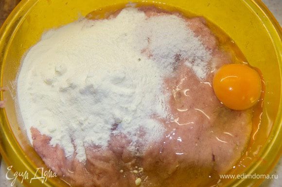Делаем фарш: смешиваем мясо, соль, сахар, мускатный орех, яйцо и сухое молоко. Хорошо вымешиваем фарш, как будто тесто. Если фарш получается слишком плотным, то добавляем ледяной воды. Это придаст колбасе сочности. Теперь фарш должен вызреть, для этого отправляем его в холодильник на пару часов (в идеале на 12 часов)