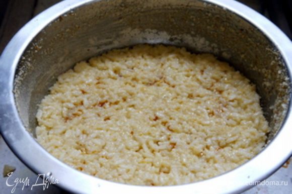 Прикрыть сверху оставшимся рисом. Запекать при 180° около 20 минут.Не доставать сразу из формы, а дать немного постоять и остыть.