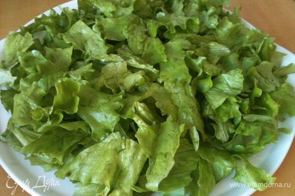 Нарвать на блюдо листья салата.