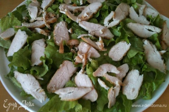 Нарезать тонко куриное филе и выложить на салат.
