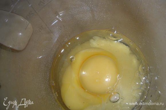 Яйца взбить миксером с сахаром.