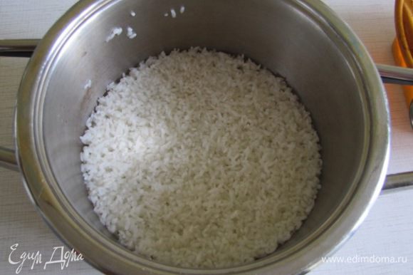 Рис отварить до состояния аль денте. В рис натереть сыр и перемешать.