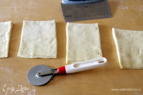 Достать тесто из холодильника и раскатать. Это нужно делать довольно быстро, потому, как только тесто согреется, оно начнёт расти у вас в руках. Колёсиком (или ножом) нарезать тесто на 10 прямоугольников, которые затем нужно нарезать на 20 треугольников.