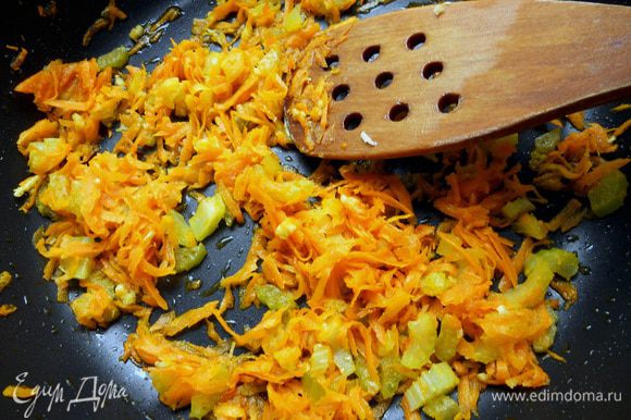 В сковороде разогреть немного оливкового масла, обжарить несколько минут измельченные морковь, сельдерей и чеснок. Снять с огня.