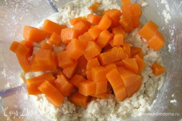 добавить нарезанную морковь, аккуратно перемешать,