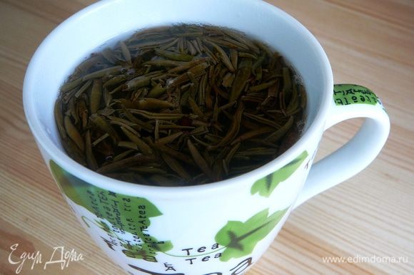 Зеленый чай залить кипятком и слить эту воду. Залить повторно водой 70-80 градусов и заварить чай. Охладить...